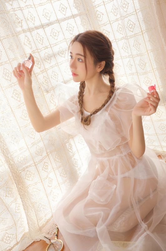 麻花辫邻家少女素颜长发尤物写真