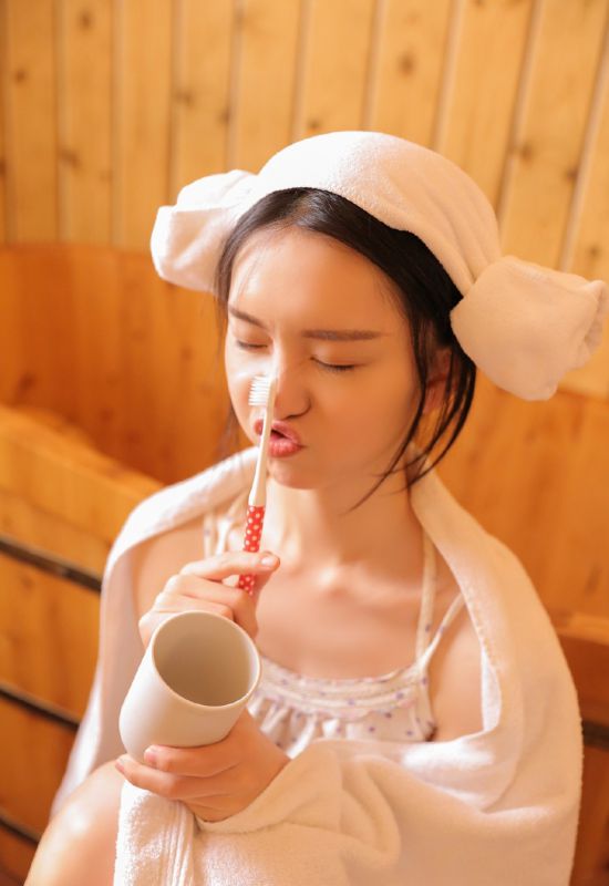 洗澡美女真空裹胸丰满美乳雪肌性感撩人写真