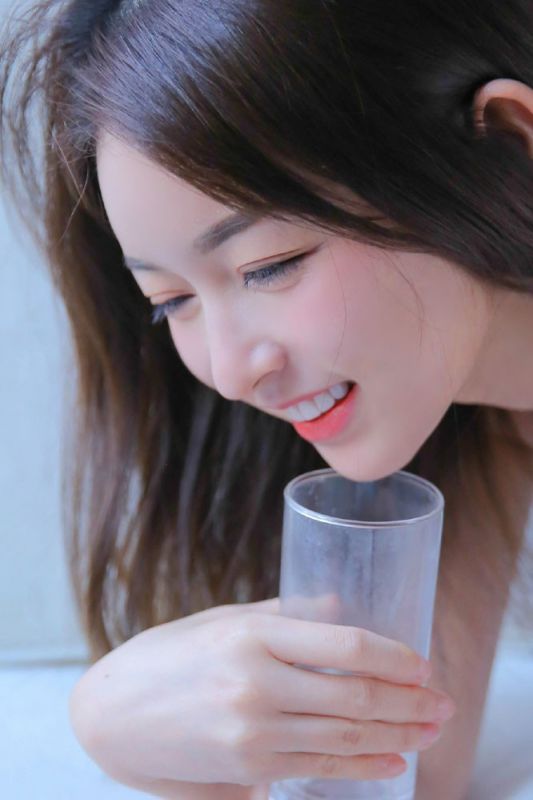 宅男女神梦幻唯美冷艳睡衣写真图片
