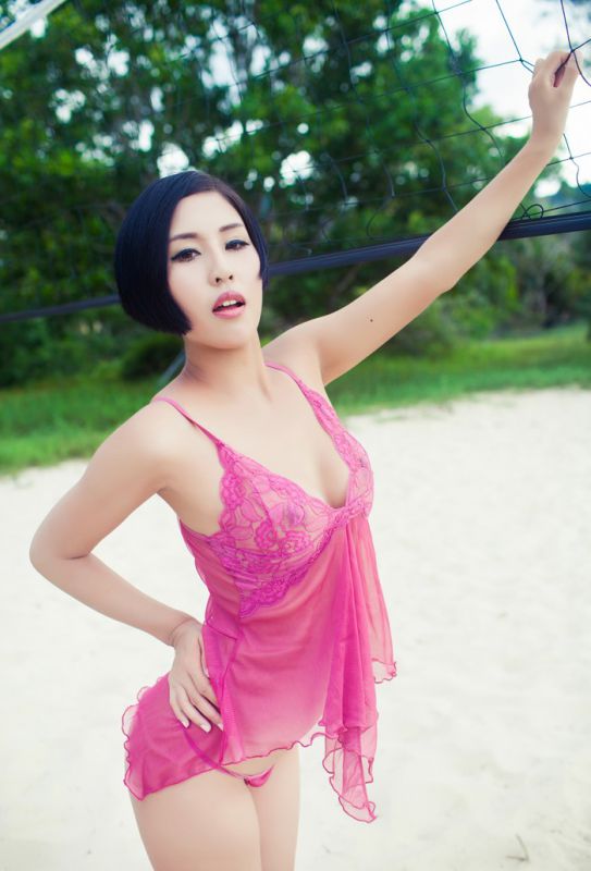 美女娜依灵儿户外性感写真照