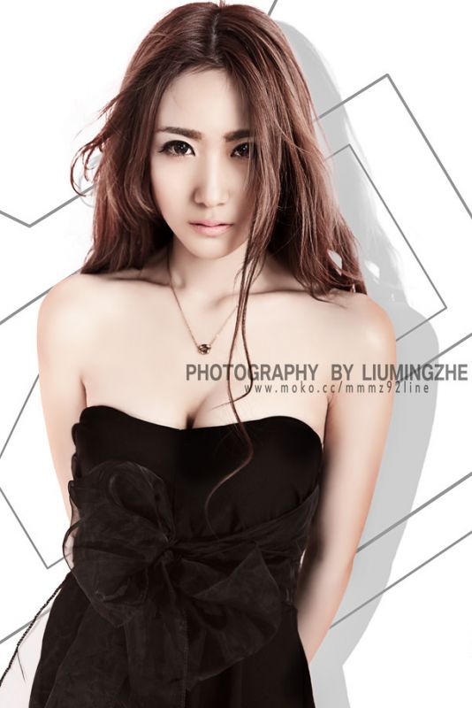 短裙美女私房美胸诱惑写真