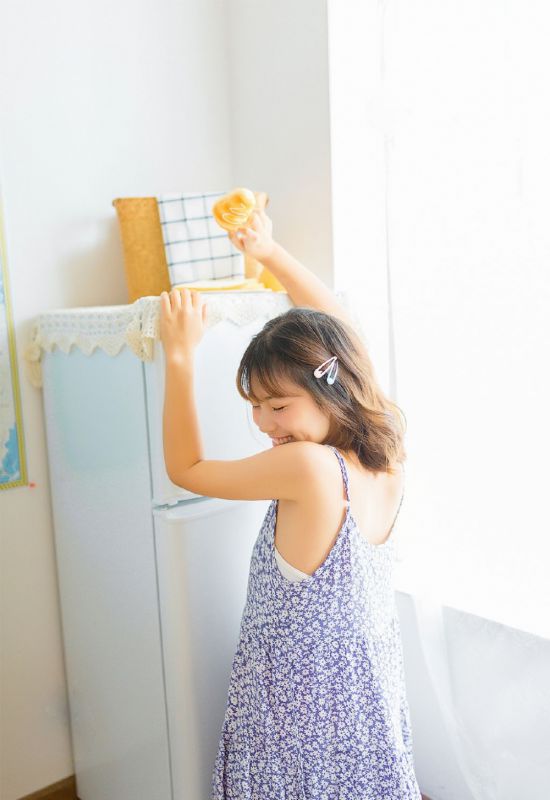 吊带碎花裙萝莉少女性感滑落诱惑写真