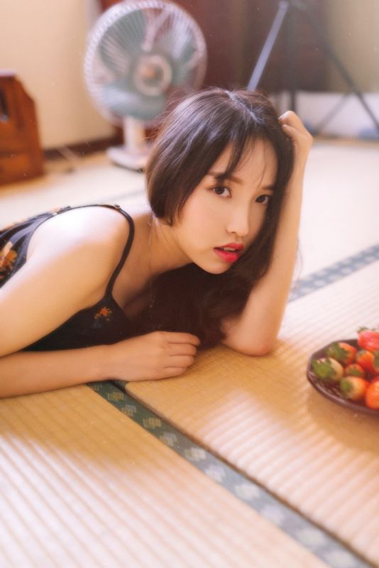 冷艳御姐香艳私房长腿诱人美女写真图片