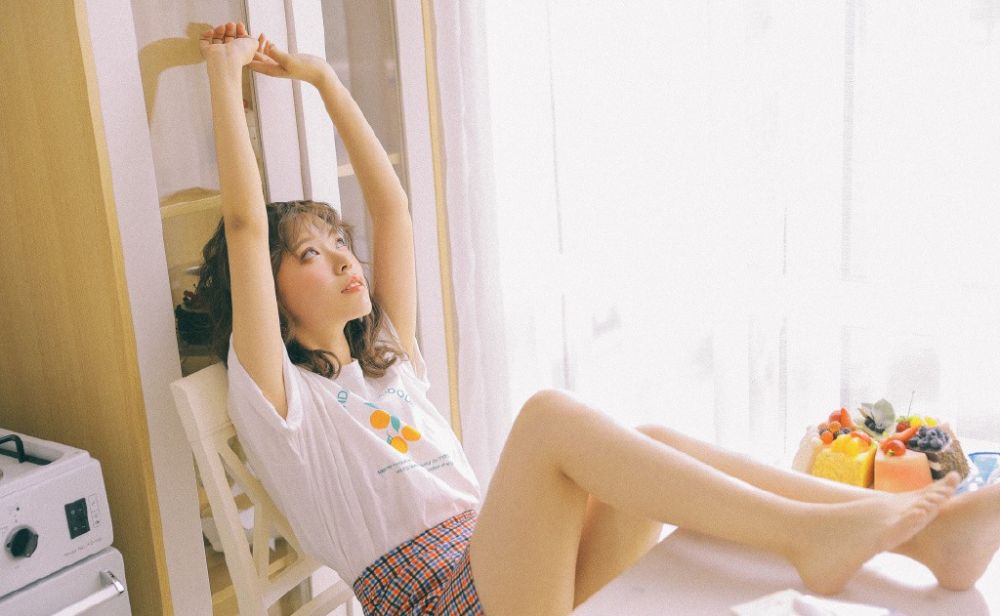 自然卷辣妹室内丰满身材狂野女孩写真