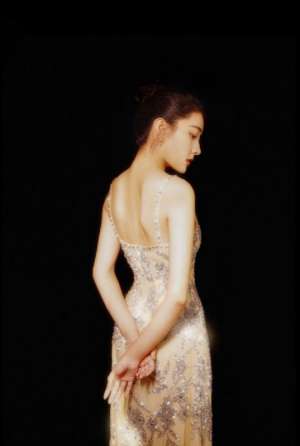 梁洁半透露背长裙香艳妖娆骨感惹火写真图片