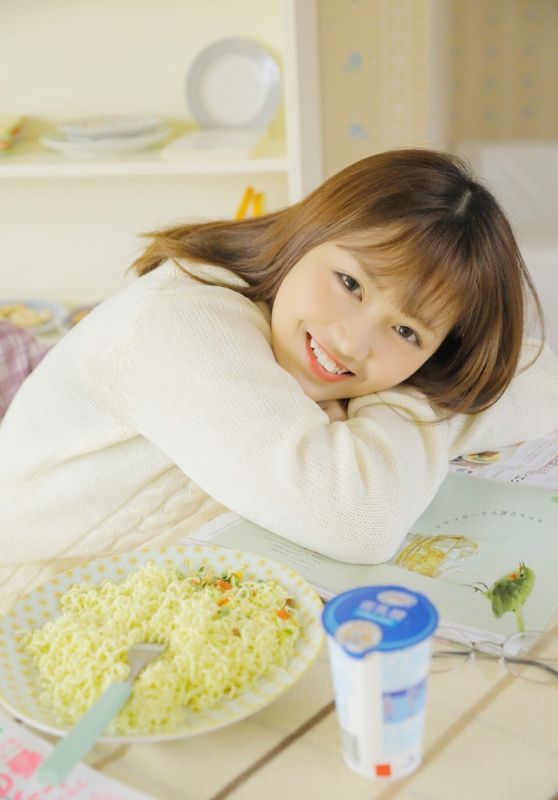 可爱大眼萌妹子v领毛衣姿势诱人写真