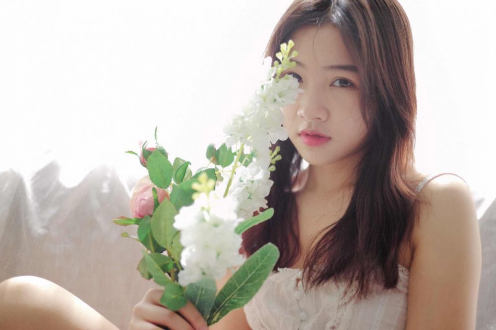 白嫩长发少女私房薄纱内衣唯美朦胧写真
