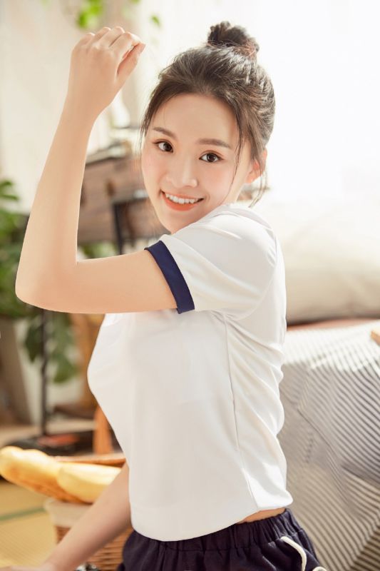 素颜文艺少女白嫩肌肤吃面包私房写真