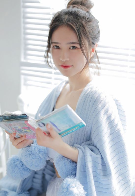 白嫩水灵樱桃唇少女尤物私房粉嫩香艳写真