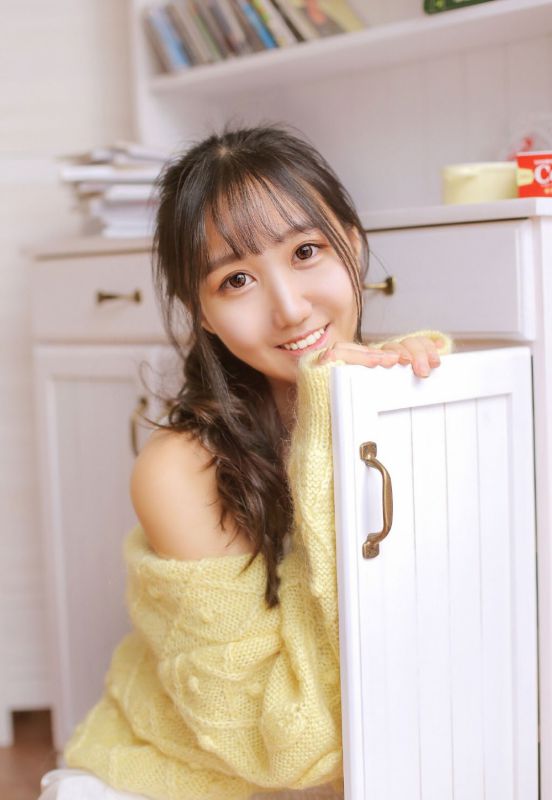 邻家爱吃薯片女孩马尾辫可爱小清新写真图片
