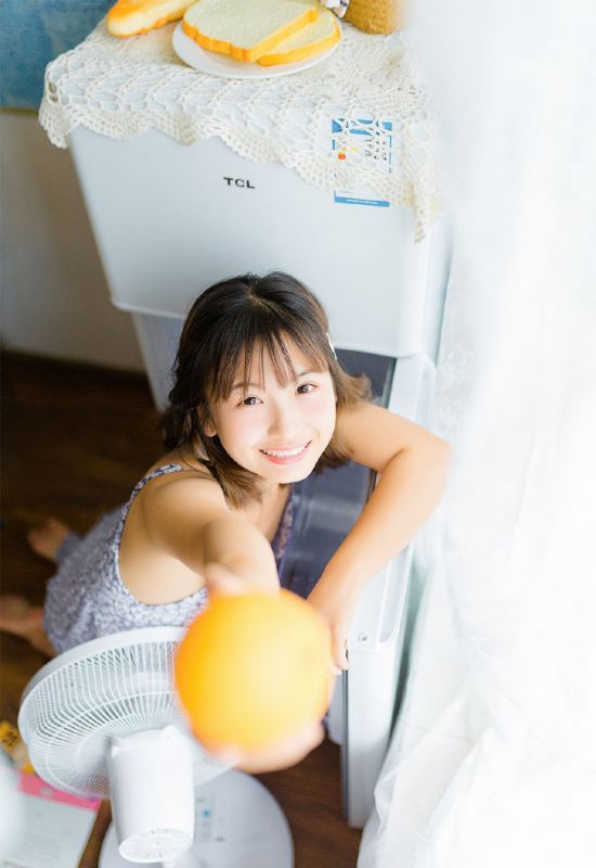 吊带碎花裙萝莉少女性感滑落诱惑写真