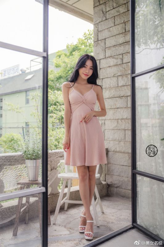 韩国美女名媛优雅冷艳吊带露乳沟短裙性感写真