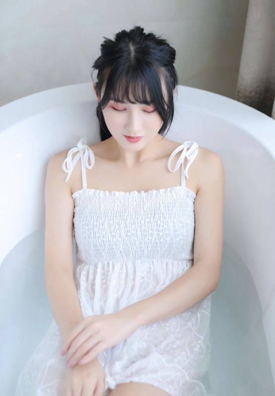 元气少女洗澡湿身惹火姿态风骚写真图片