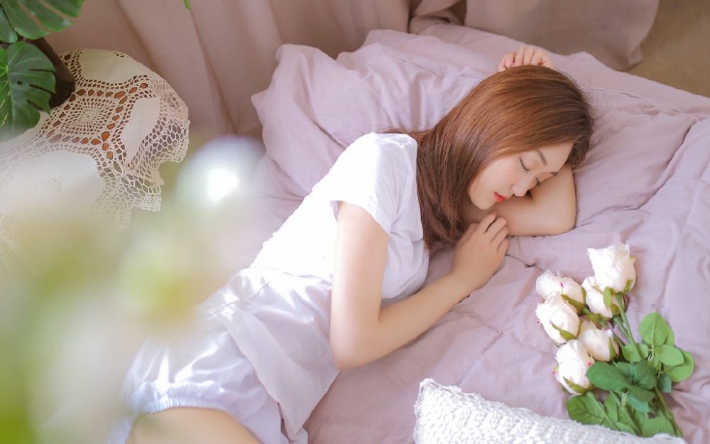 长发美女酥胸半裸内衣勾魂性感床上写真