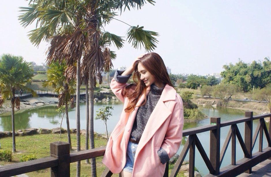 美女校花王维琳户外迷人写真照