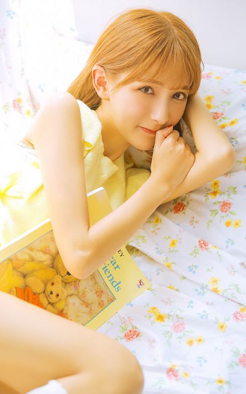 混血金发美少女白丝美腿诱人床照私房冷艳写真