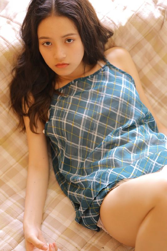 素人少女床上抚媚妖娆神情性感火辣写真