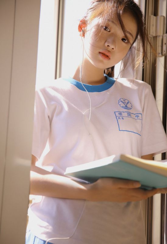 日本清纯盐系少女运动服白嫩贫乳美女写真