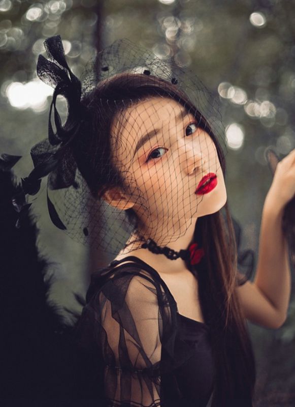 冷艳神秘红唇美女御姐森林系个人写真艺术性感图片