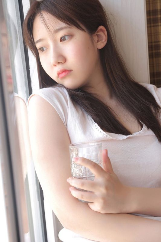 素人少女私房内衣纯净无邪眼神写真