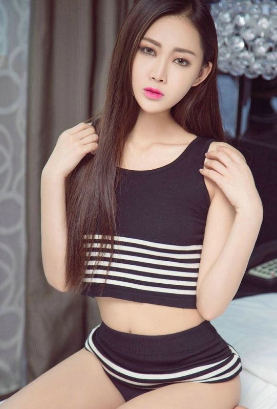 丰腴翘臀身材美女床上性感火辣诱惑3p性姿势写真