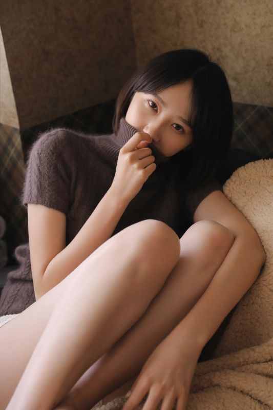 短发清纯气质美女可爱爽朗笑容私房内衣写真图片