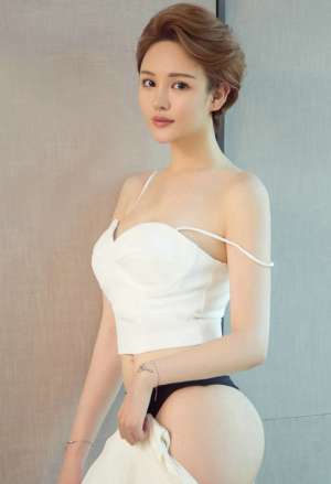 大肥臀金发美女欲脱吊带内衣亚洲综合婷婷图片