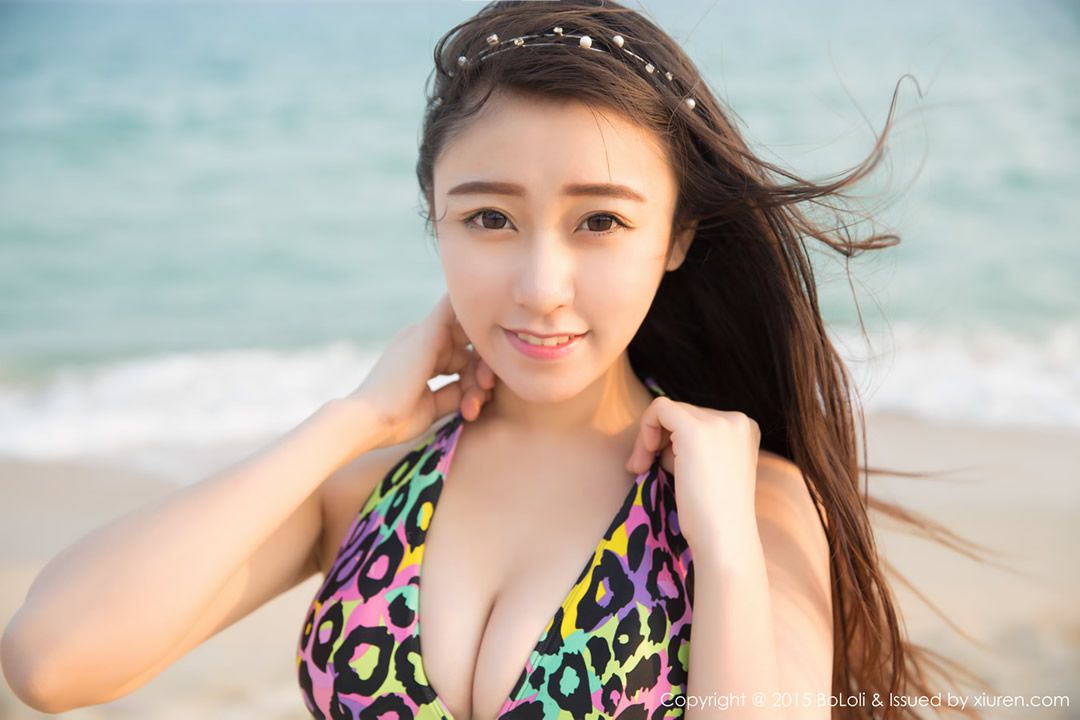 白皙美胸少女户外性感写真集