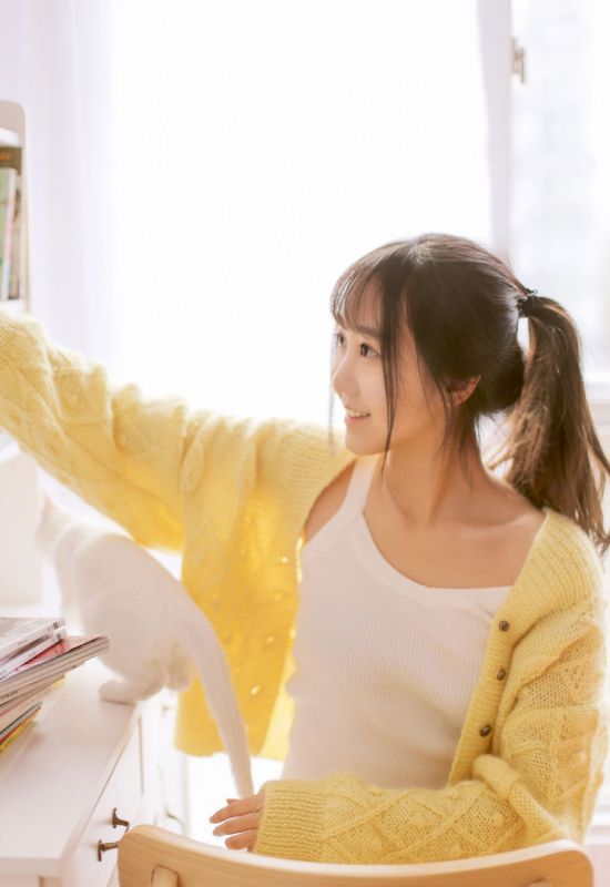 邻家爱吃薯片女孩马尾辫可爱小清新写真图片