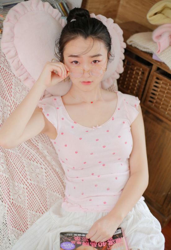 粉嫩软萌小萝莉蕾丝睡衣娇小诱惑大胆性感写真