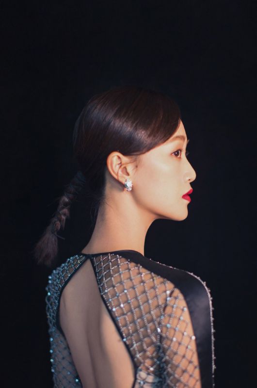 美女御姐蓝盈莹露背开叉性感长腿明星写真