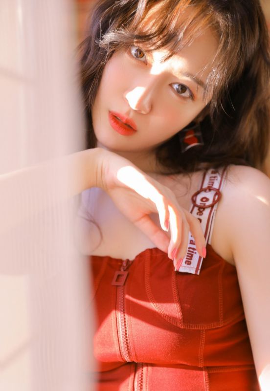 五官精致美少女阳光唯美白嫩爆乳性感人体艺术图片