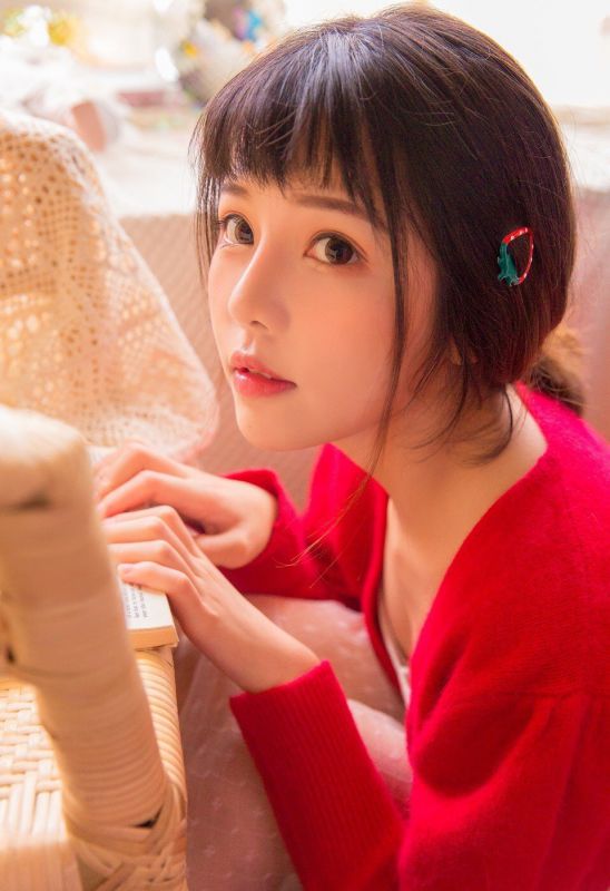 邻家长相甜美萝莉酥胸美乳深沟诱惑写真