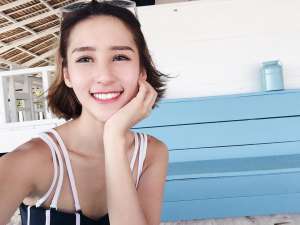 90后混血美女冯u气质养眼写真图片