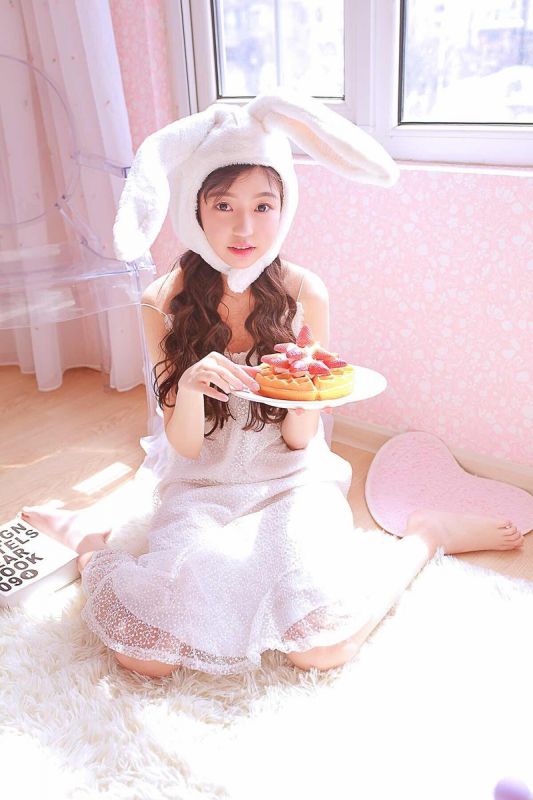 粉嫩萌妹子公主闺房养眼迷人写真
