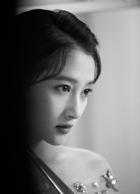 邻家气质少女关晓彤精致礼裙养眼明星写真