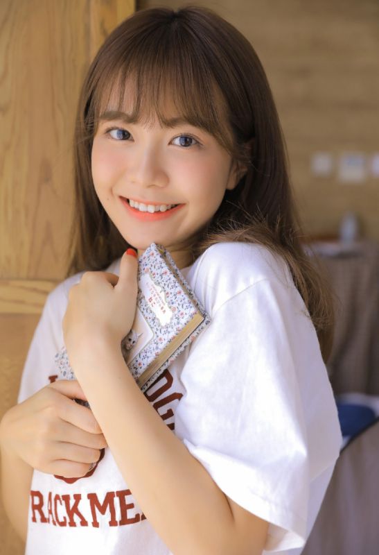 圆脸学生妹假日宅居私房阳光俏皮元气写真