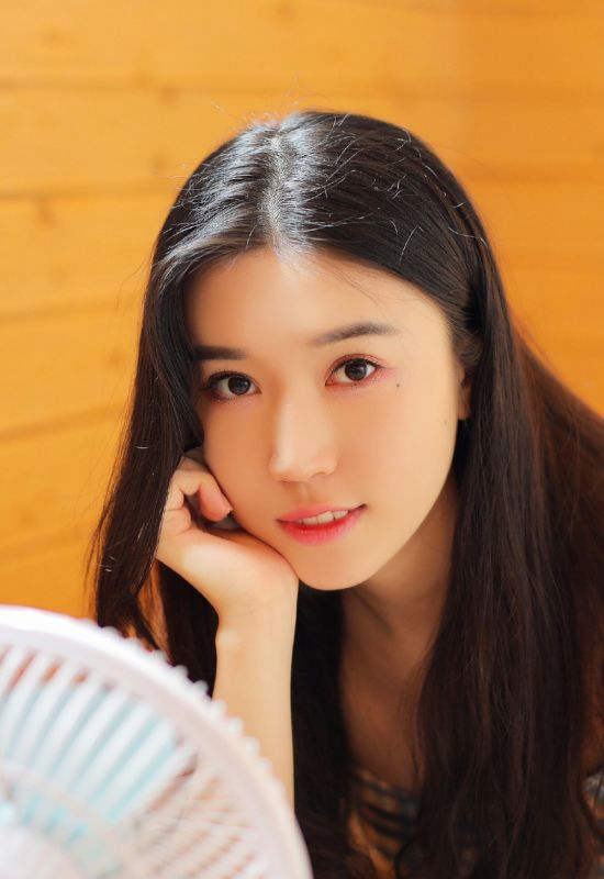 吊带内衣美女细长美腿大胆居家性感写真