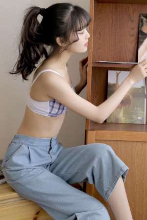 甜美笑容少女私房吊带抹胸清纯诱惑写真
