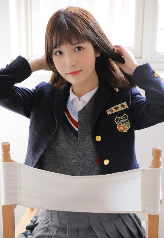 漂亮好看的校花美女性感制服诱惑写真