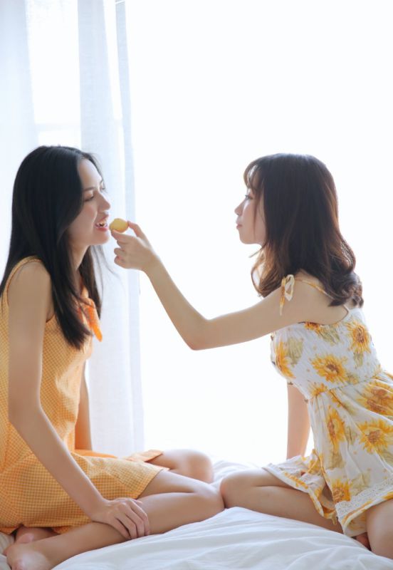 床上美女姐妹花闺蜜情性感私房艺术照片