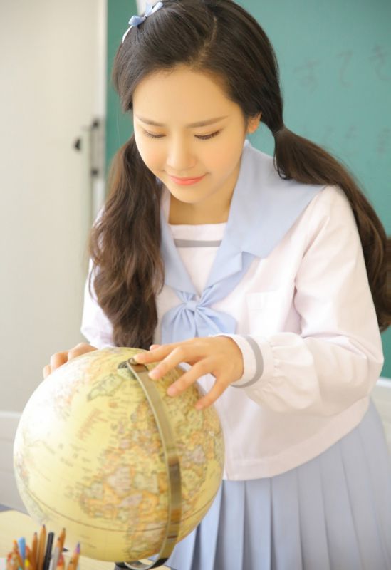 台湾美女校园班长青涩稚嫩水灵动人写真