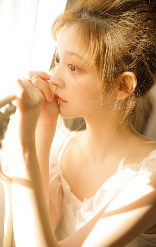 金发混血少女白嫩肌肤性感大长腿人体艺术写真
