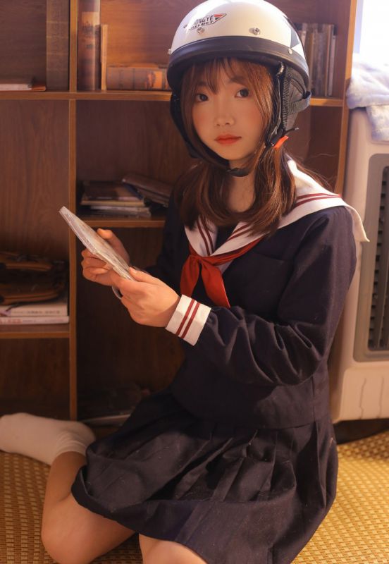 日系校园美女水手制服养眼火辣吸晴美腿写真