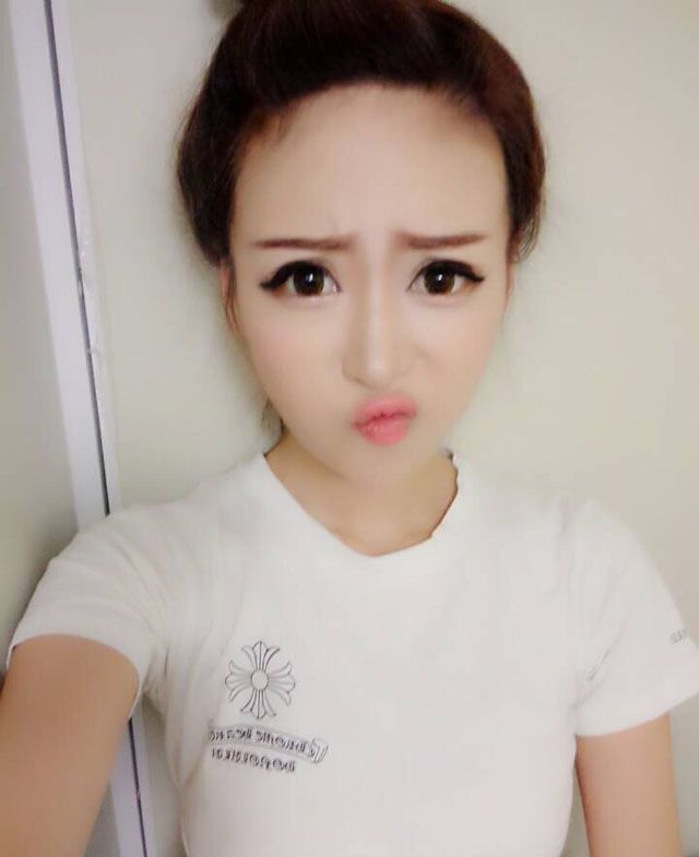 王曼妮可爱卖萌自拍照