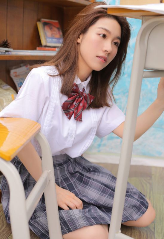 性感制服美女校花室内弹奏小情趣诱惑写真
