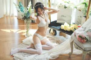 蕾丝内衣美女模特风情诱人的私房艺术照片