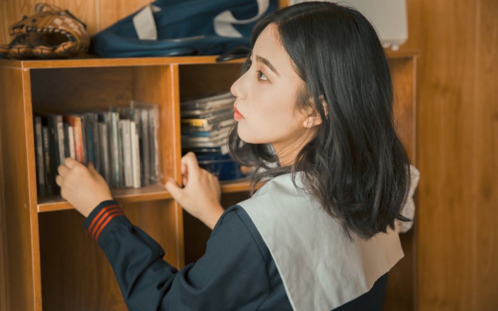 校园黑发学生妹清纯邪魅忧郁气质写真