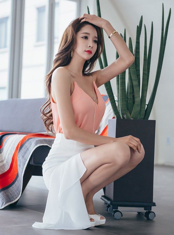 性感美女模特深V露乳火辣美腿知性优雅写真