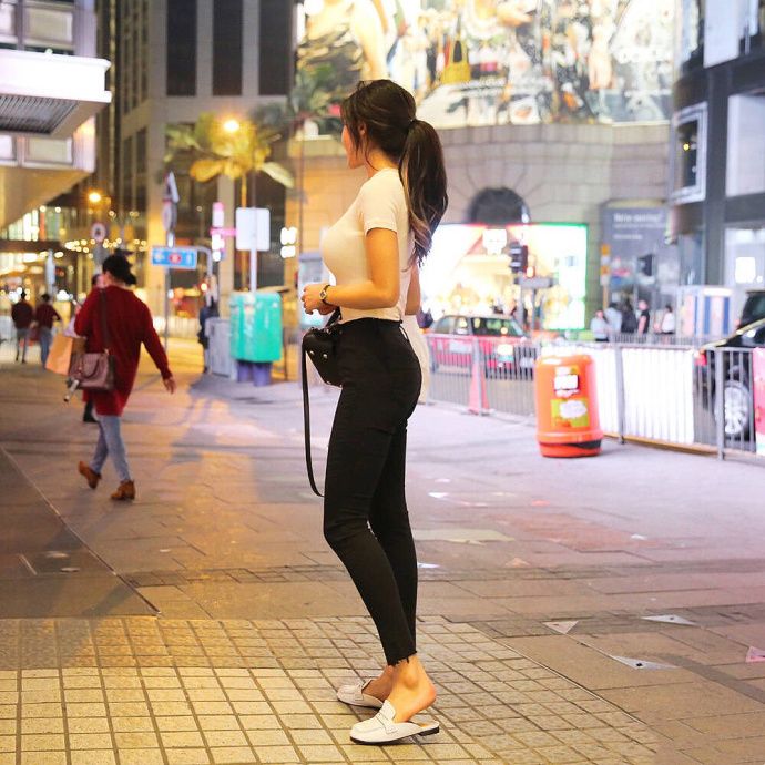 街拍极品爆乳翘臀美女性感惹火曲线写真